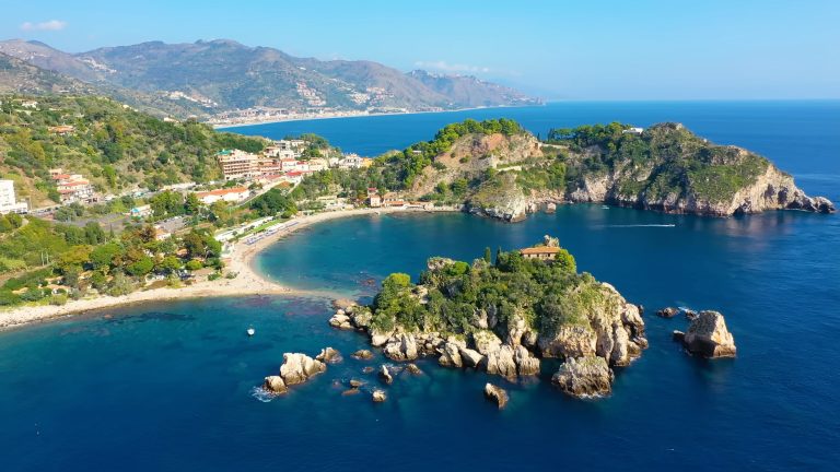 Taormina: Un tesoro en lo alto de una colina con vistas panorámicas de ensueño