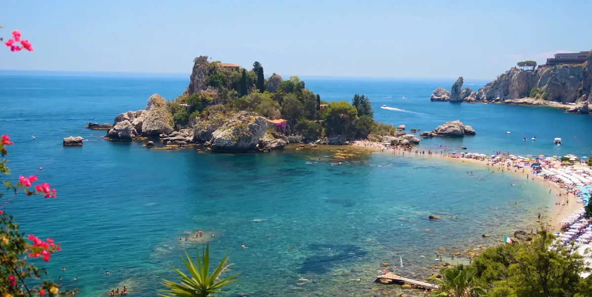 Taormina: Un tesoro en lo alto de una colina con vistas panorámicas de ensueño