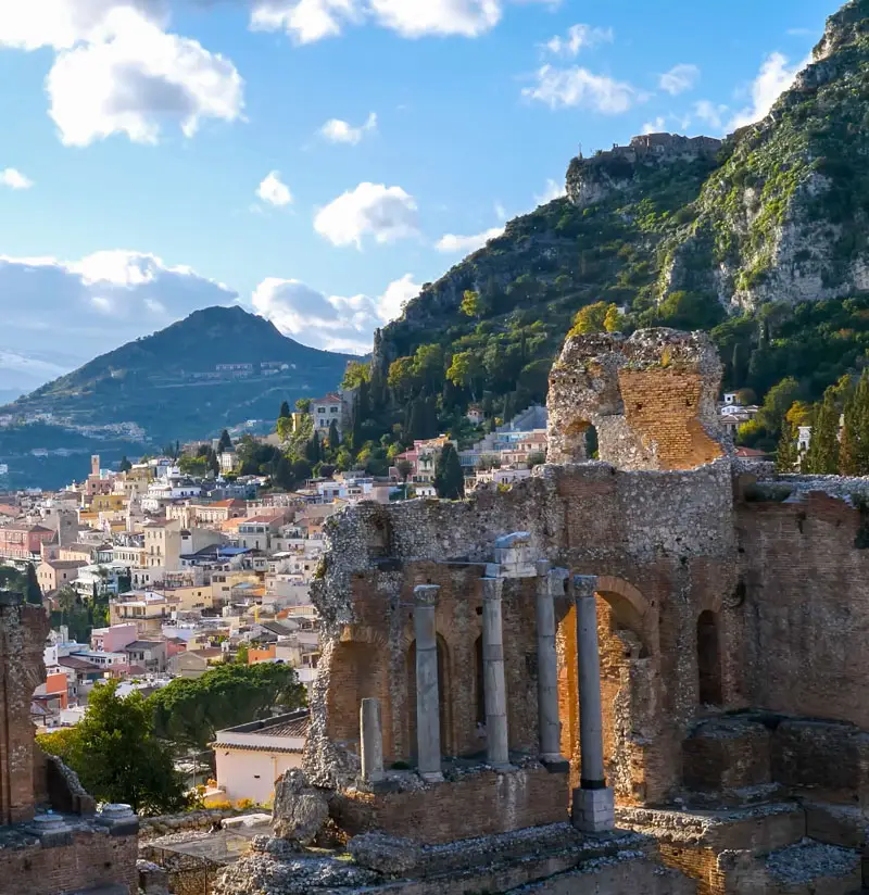 Taormina: Un tesoro en lo alto de una colina con vistas panorámicas de ensueño