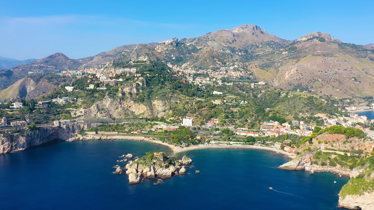 Taormina: Un tesoro en lo alto de una colina con vistas panorámicas de ensueño.