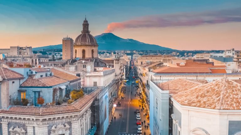 Catania: Una ciudad vibrante a los pies del imponente Monte Etna