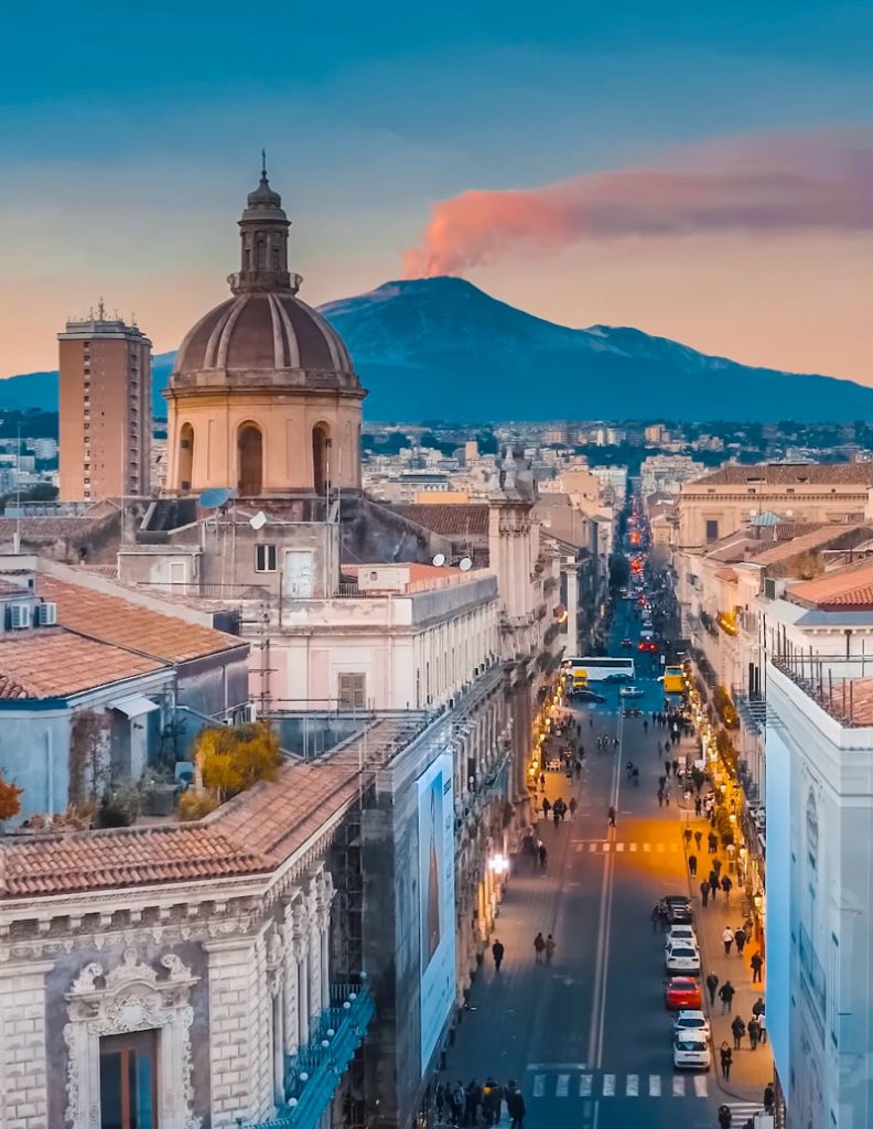 Catania: Una ciudad vibrante a los pies del imponente Monte Etna