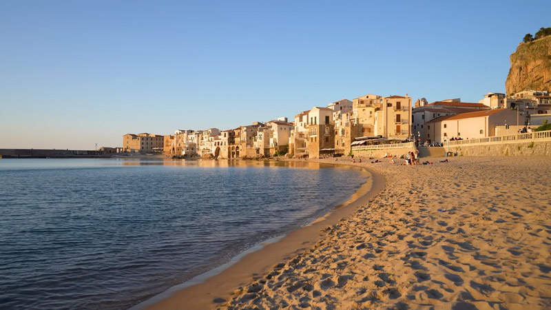 Cefalú: Relájate en sus playas de aguas cristalinas