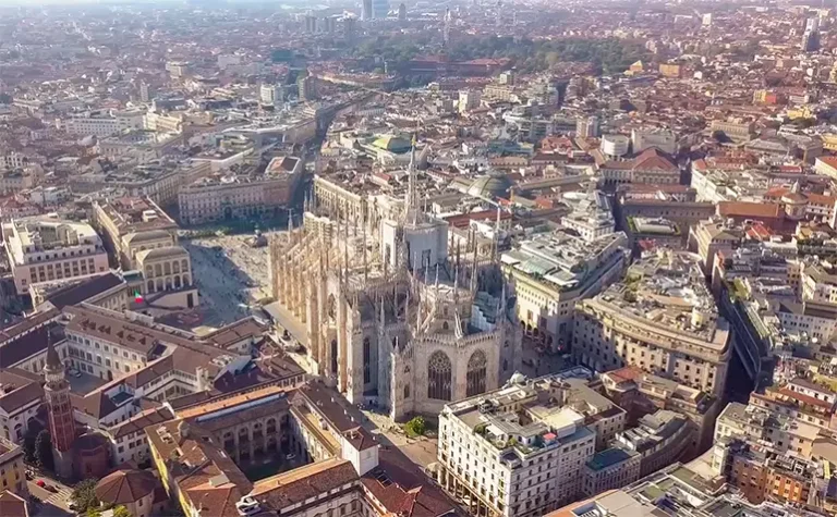 Milán, ubicada en Italia, es conocida por su moda, historia y cultura