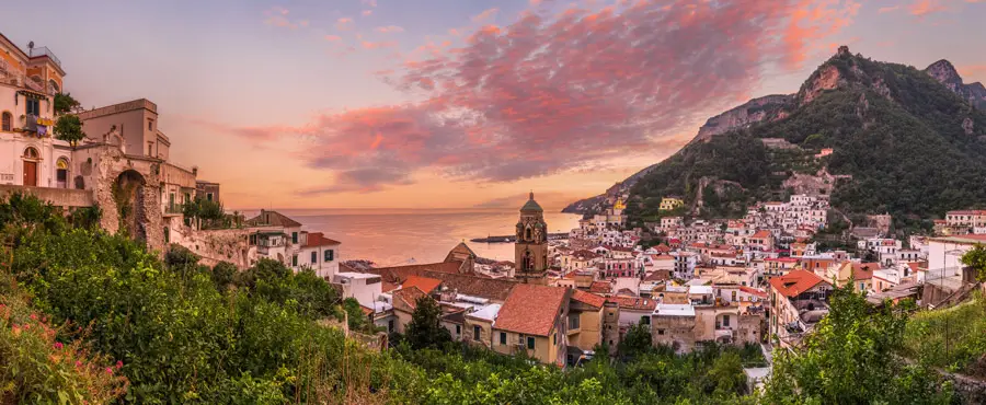 Amalfi en la Costa Amalfitana al atardecer