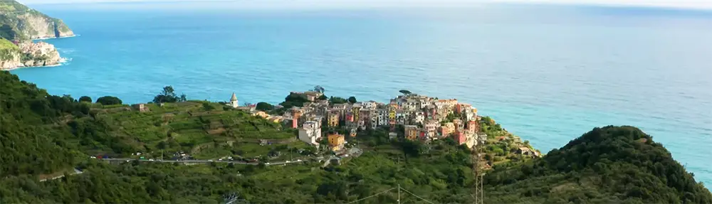 Corniglia es una de las cinco aldeas de Cinque Terre, Italia, conocida por su belleza y vistas panorámicas al mar Mediterráneo.