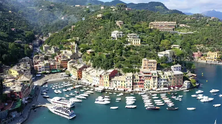 Portofino es un pintoresco pueblo costero ubicado en la Riviera de Liguria, Italia