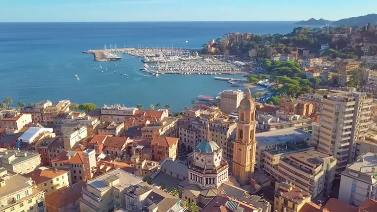 Rapallo, una ciudad costera en Liguria, Italia, es un destino turístico encantador