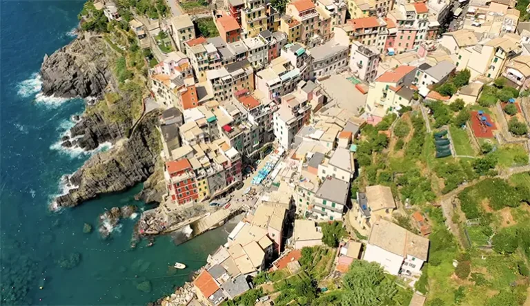 Riomaggiore es un pintoresco pueblo situado en la provincia de La Spezia, Italia, y forma parte de la famosa región de Cinque Terre.