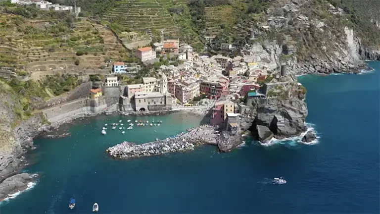 Vernazza es un encantador pueblo costero ubicado en la región de Cinque Terre, Italia